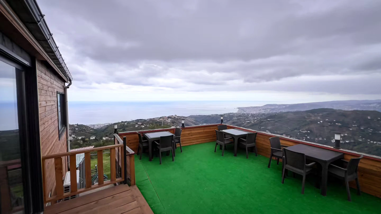 Akçaabat Trabzon’da doğa ve deniz manzaralı bungalov konaklama