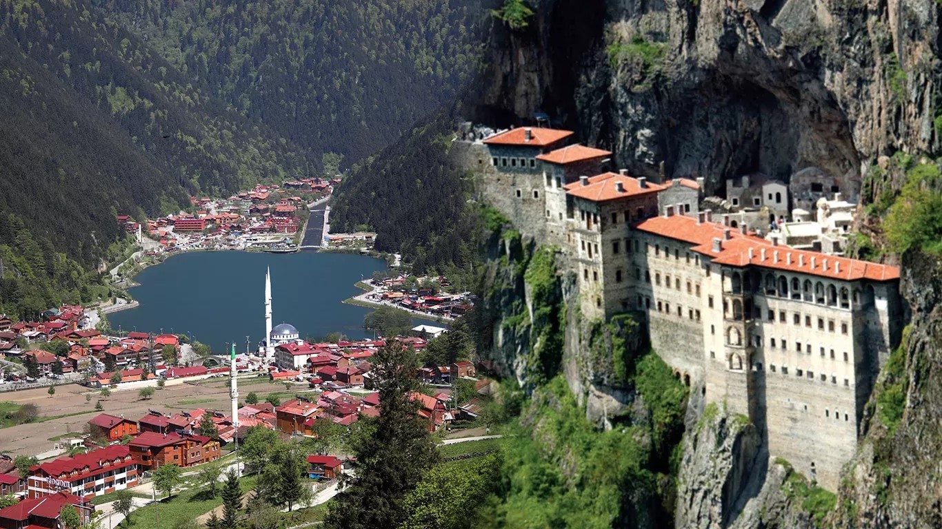 Trabzon'da Gezilecek Yerler: Karadeniz'in En Güzel Doğa ve Tarih Rotaları